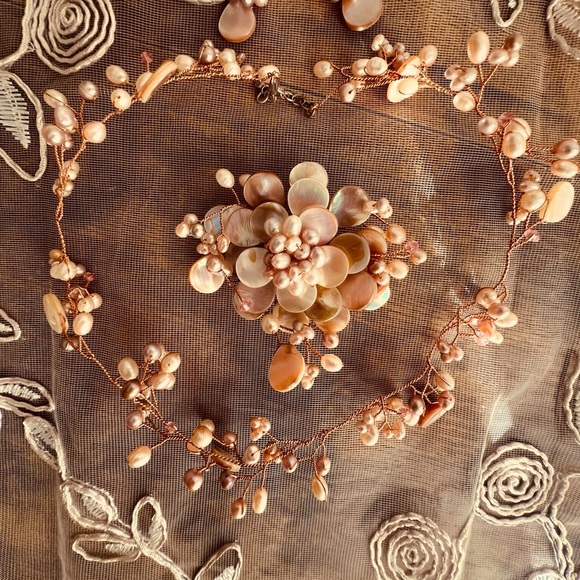 Pearl and copper iridescent peach/pink necklace pendant and earrings set.